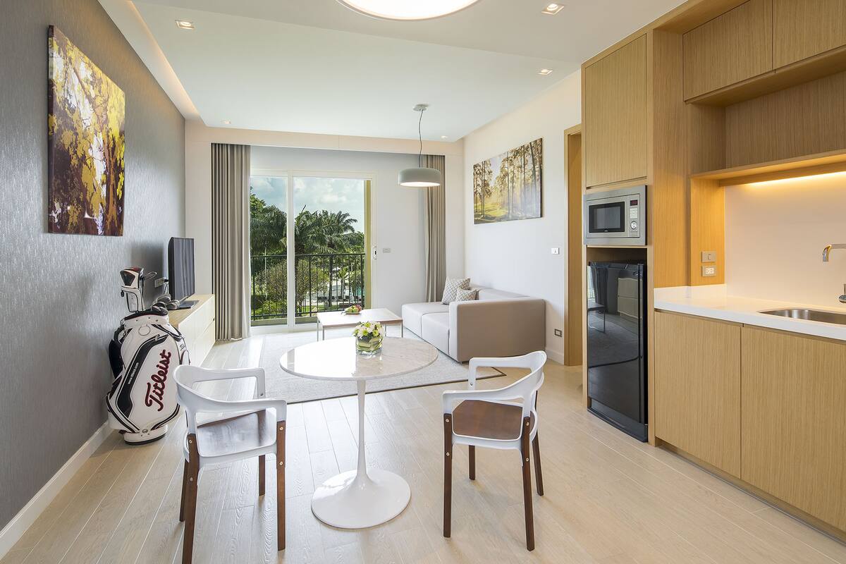 32-inch flat-screen tv with cable channels, tv