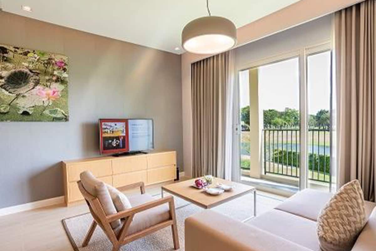 One Bedroom Suite Golf Course View - Free Scheduled Airport Drop-off | Opholdsområde | 32-tommers fladskærms-tv med kabelkanaler, tv