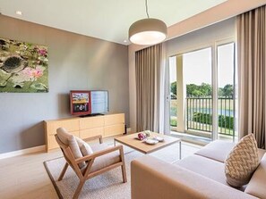 One Bedroom Suite Golf Course View - Free Scheduled Airport Drop-off | Wohnbereich