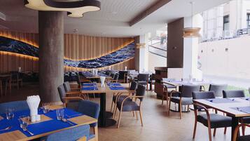 ์์นจ ์์ฌ, ์ ์ฌ ์์ฌ, ์ ๋
 ์์ฌ ์ ๊ณต, ์ธ๊ณ ์๋ฆฌ