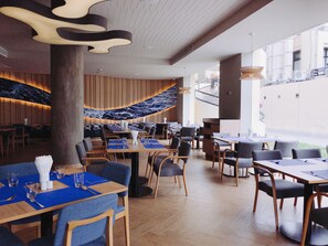 Serveert ontbijt, lunch, diner, internationale gerechten