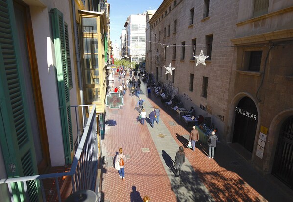 A street with shops and a Pull&Bear store. - Central Loft in Palma with Wifi, AC, Bacony, Fully Equipped and Nice Decoration (Palma)