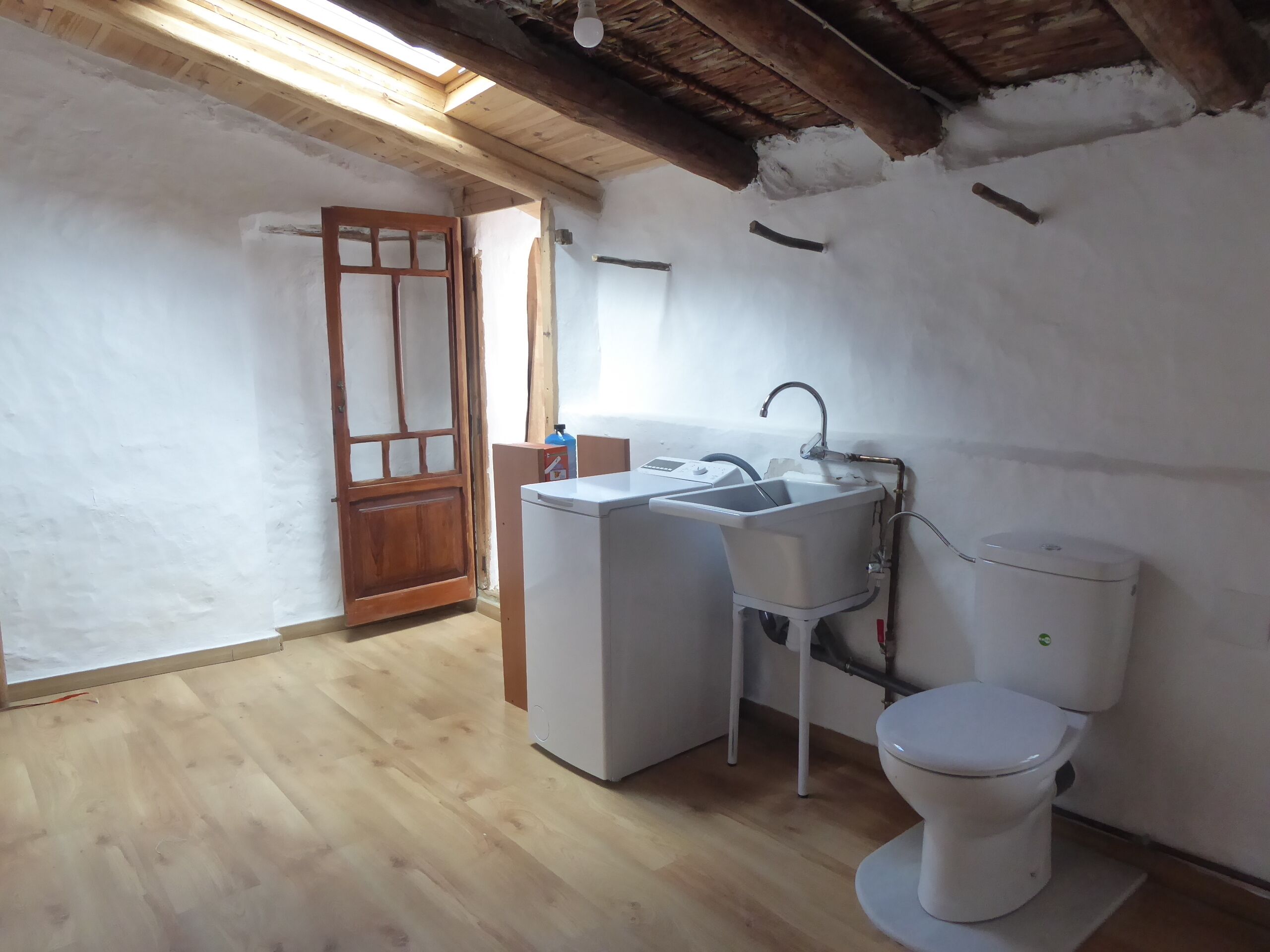 Sèche-cheveux, serviettes fournies, papier toilette