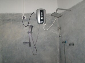 Deluxe Quadruple Room | Bathroom | Shower, free toiletries, towels