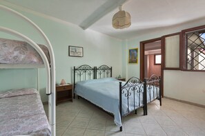 3 chambres, fer et planche à repasser