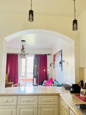 Kjøleskap, ovn, kokeplater og kaffetrakter/tekoker