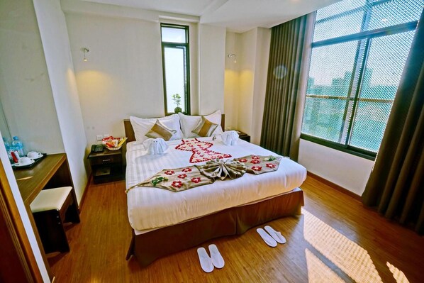 Roupas de cama premium, frigobar, cofres nos quartos, escrivaninha