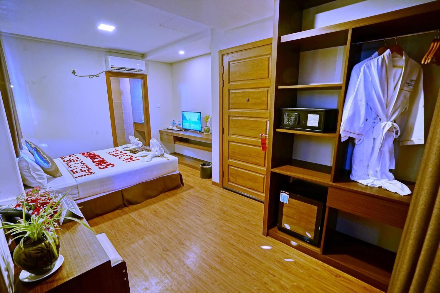 premium bedding, minibar, in-room safe, desk