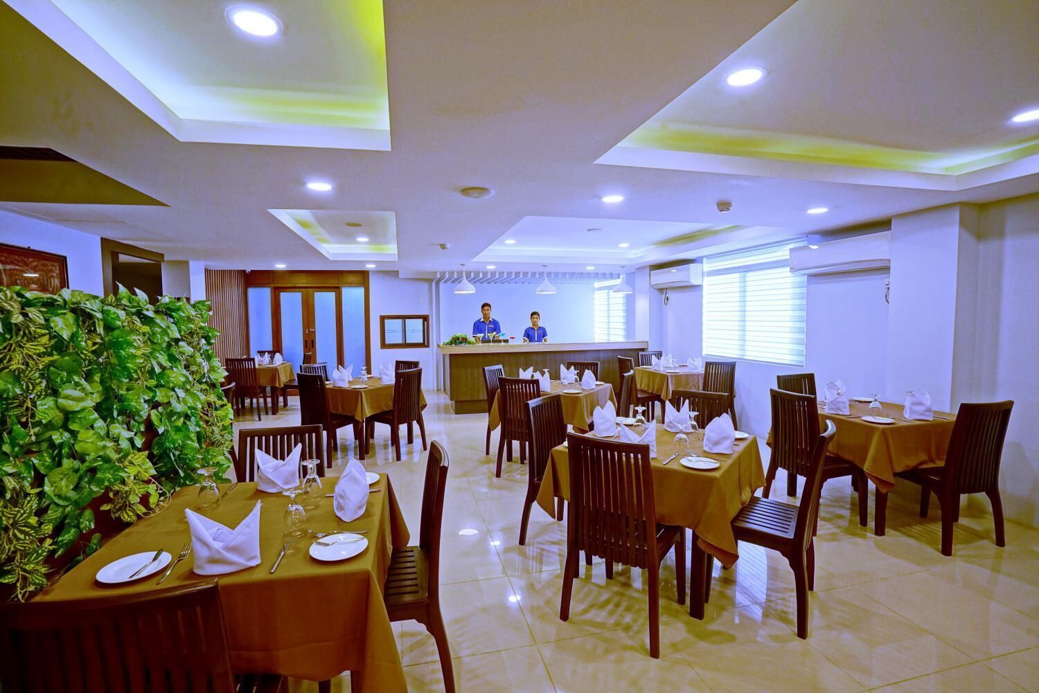 2 restaurants, breakfast, lunch served; local and international cuisine