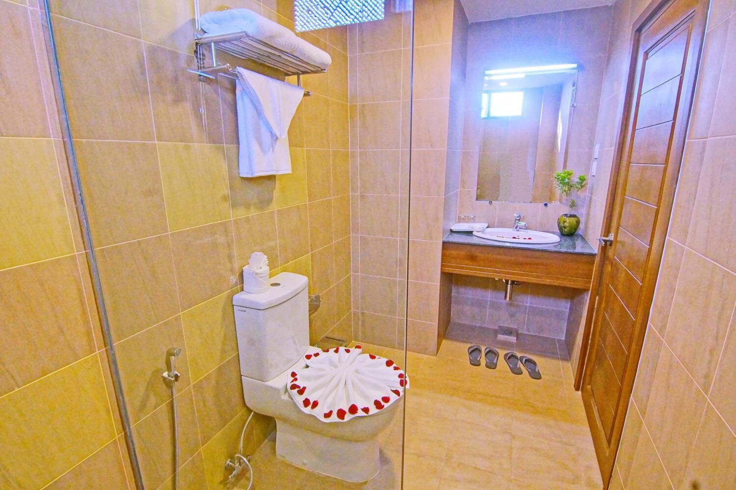 shower, rainfall showerhead, free toiletries, hair dryer