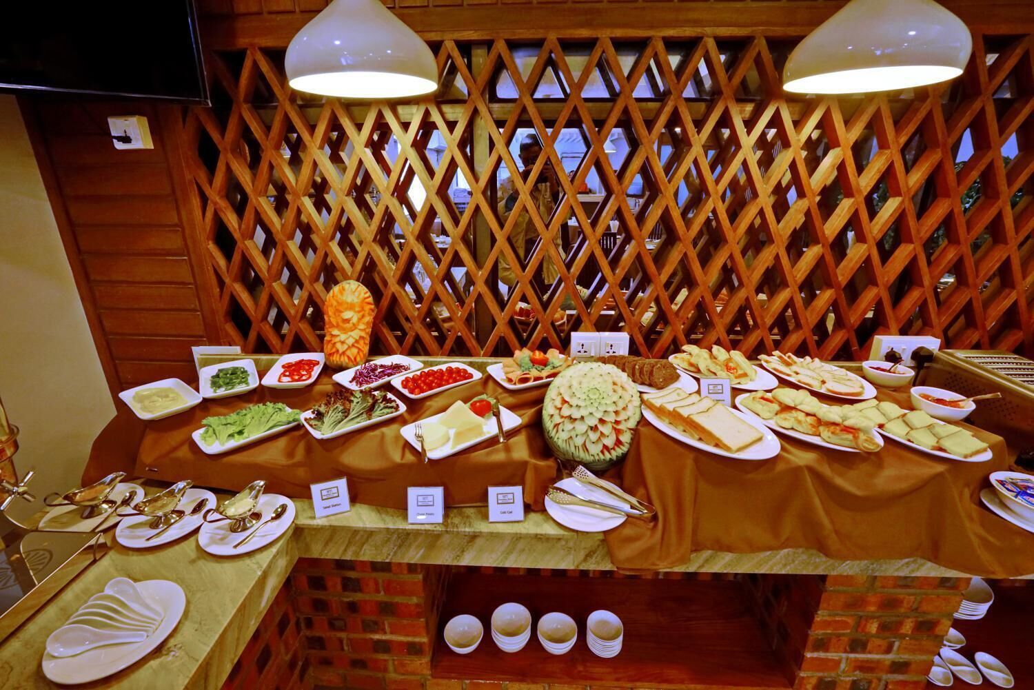 2 restaurants, breakfast, lunch served; local and international cuisine