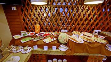 2 restaurants, spécialités Cuisine locale et internationale
