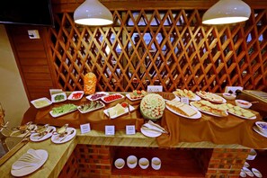 2 restaurantes, café da manhã, local e internacional