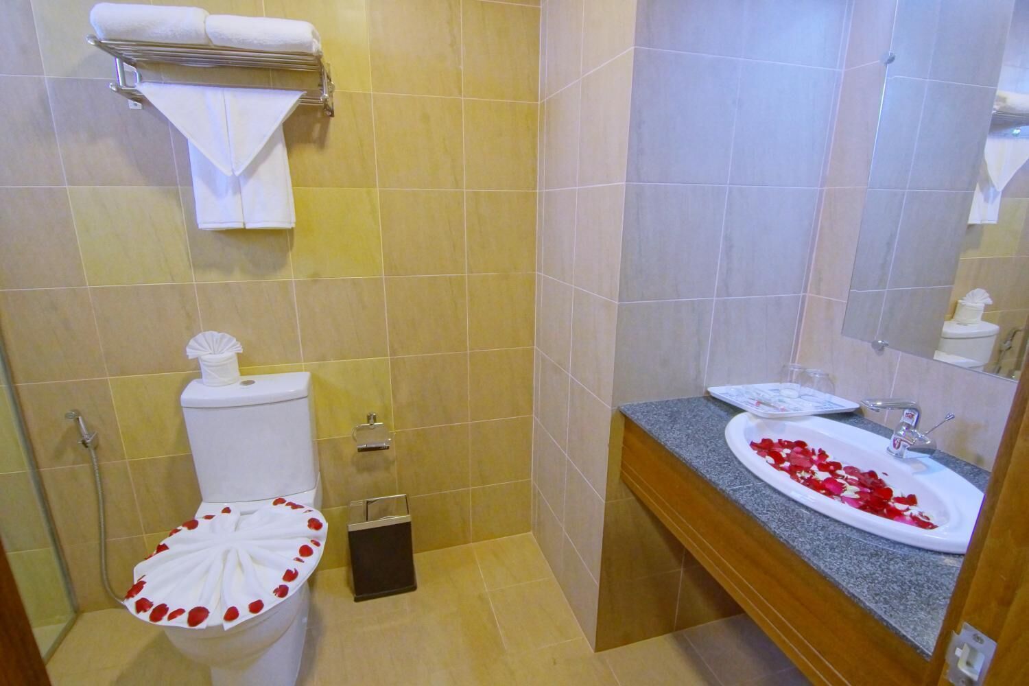 shower, rainfall showerhead, free toiletries, hair dryer