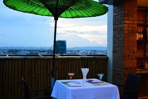 2 restaurants, breakfast, lunch served; local and international cuisine - Sanctuary Hotel (Mandalay)