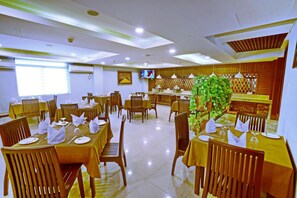 2 restaurants, breakfast, lunch served; local and international cuisine - Sanctuary Hotel (Mandalay)