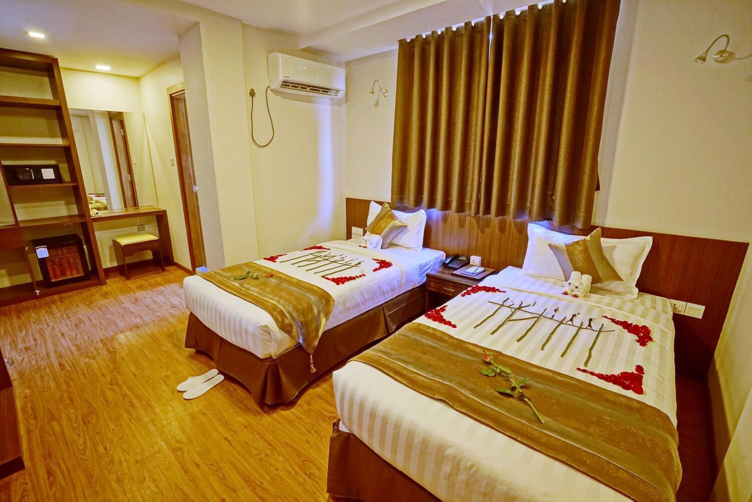 premium bedding, minibar, in-room safe, desk