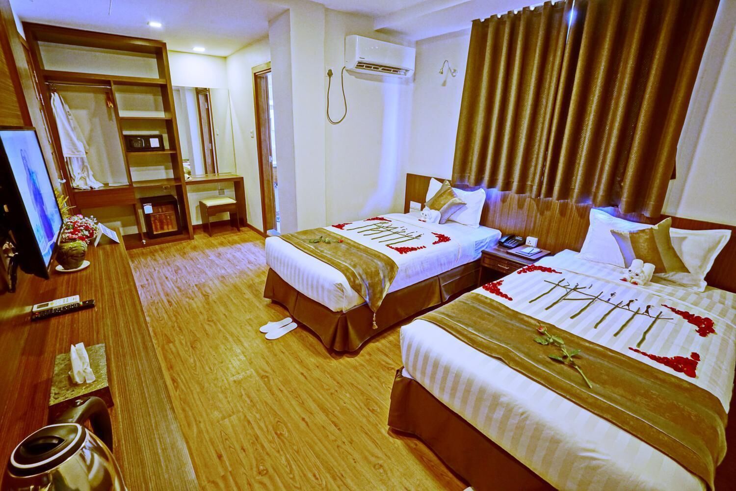 premium bedding, minibar, in-room safe, desk