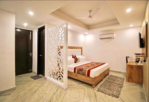 Deluxe room with balcony (Single)