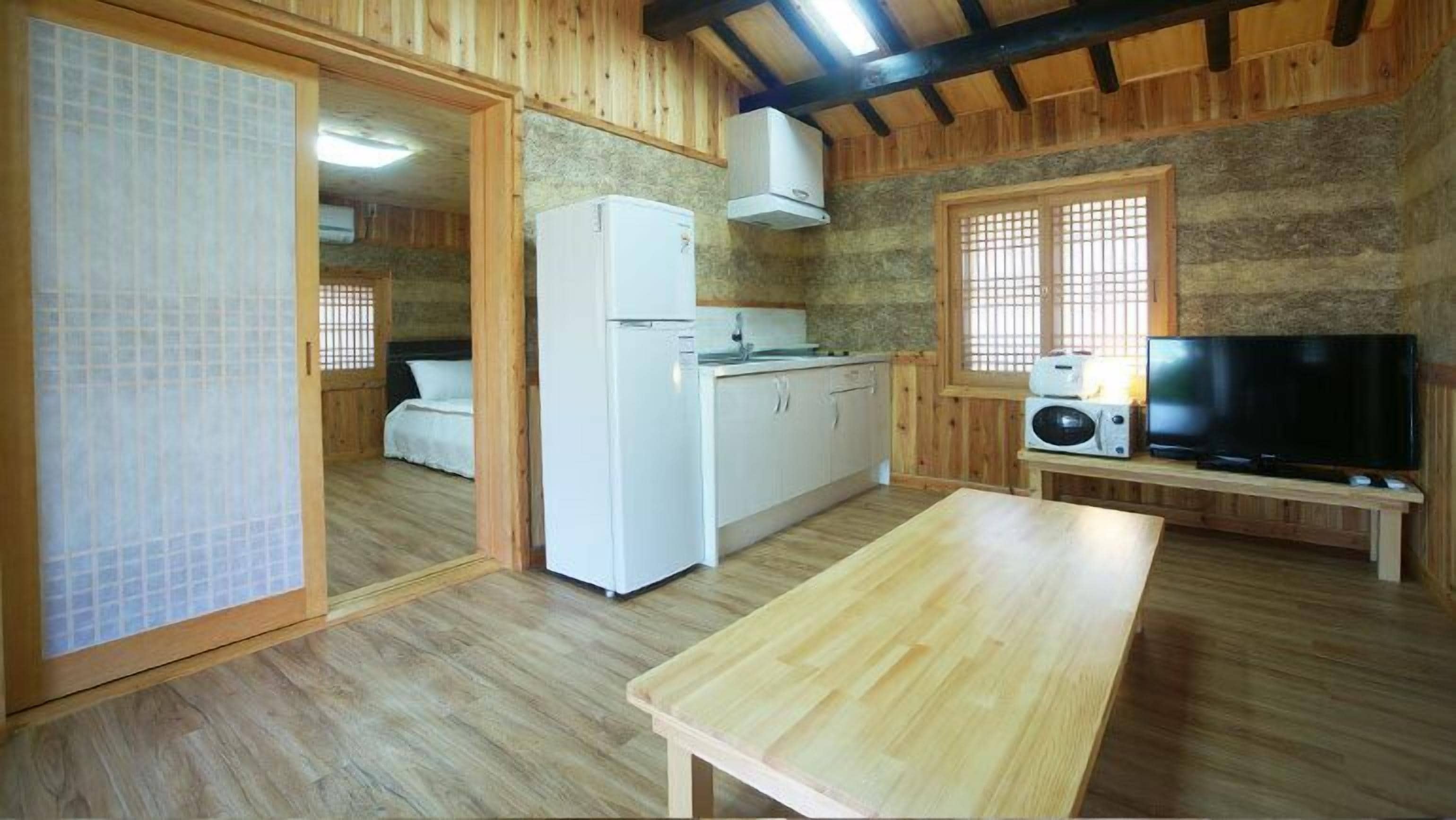 传统双人房 (20 PY) | 起居区 | 42-英寸纯平电视 （配备有线频道）、电视