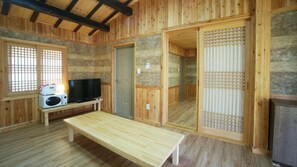 Traditional-Doppelzimmer (20 PY) | Wohnbereich | 42-Zoll-Flachbildfernseher mit Kabelempfang, Fernseher