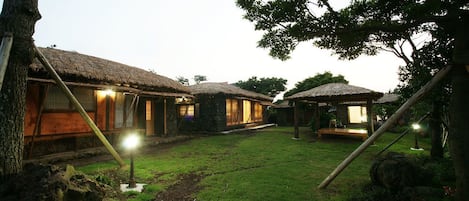 Fachada de la propiedad por la tarde o noche