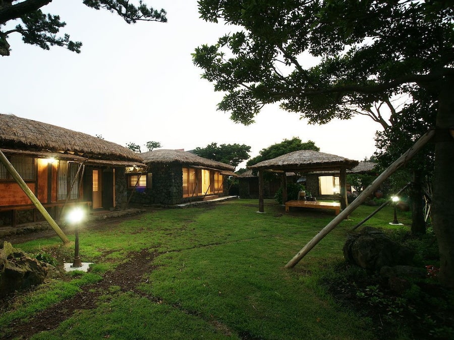 Fachada da propriedade à noite