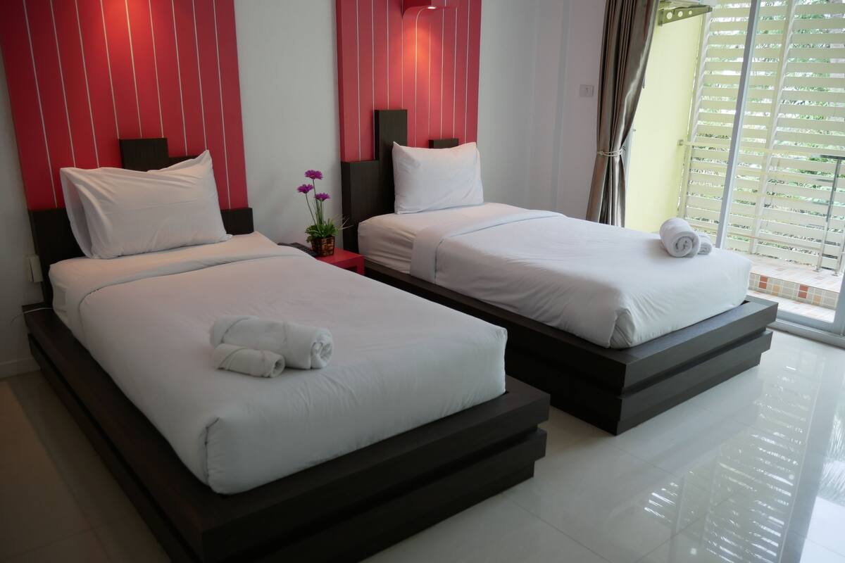 Standard Twin Room | Desk, blackout drapes, WiFi (free)