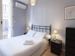 3 bedrooms, iron/ironing board, internet, bed sheets