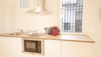 Frigorifero, microonde, macchina per tè/caffè, tostapane