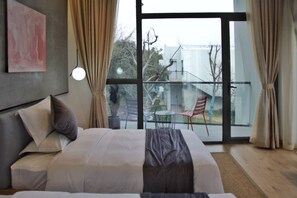 Blackout curtains, free WiFi