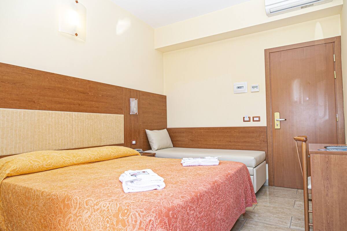 Free WiFi, bed sheets