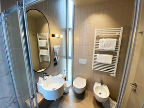 Dusche, kostenlose Toilettenartikel, Handtücher