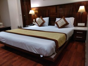 Deluxe Single Room, 1 Double Bed, Non Smoking (Air conditioned ) | Living room | Flat-screen TV - Hotel City Castle (New Delhi)