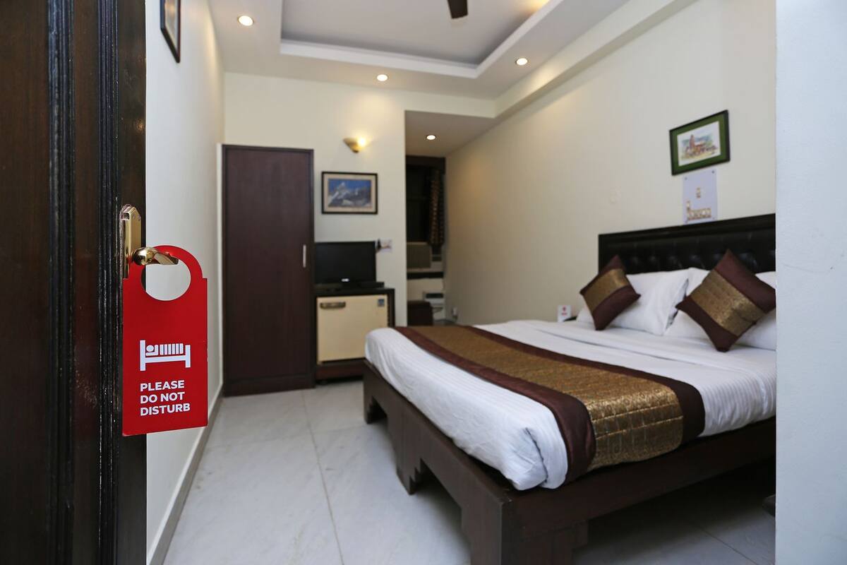 Habitación individual Deluxe, 1 cama matrimonial, para fumadores (NON AC) | Sala de estar | Televisión de pantalla plana