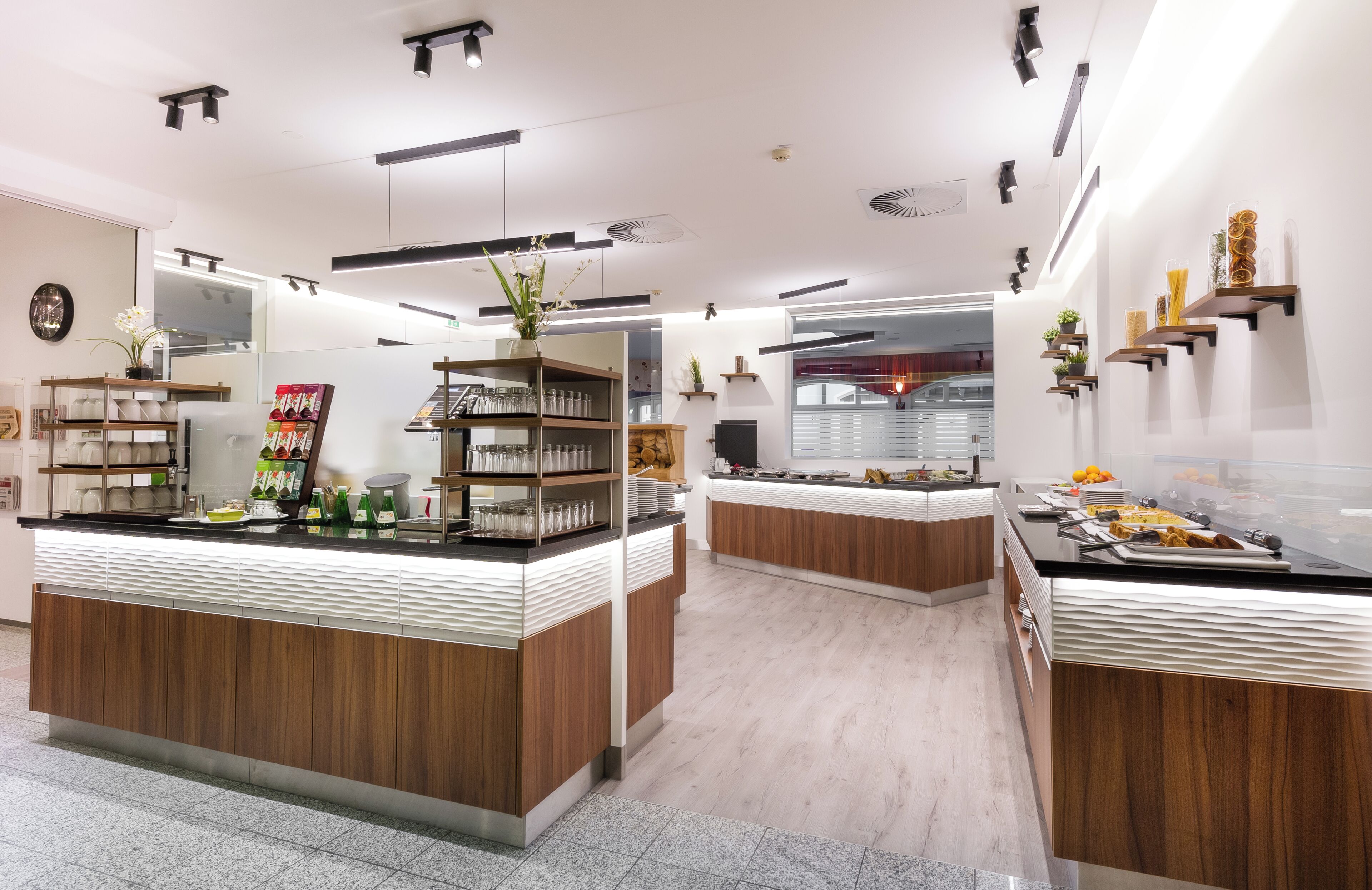 Desayuno buffet los fines de semana (EUR 16 por persona)