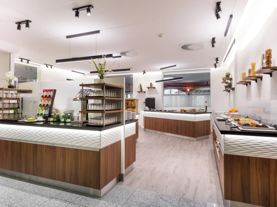 Desayuno buffet los fines de semana (EUR 16 por persona)