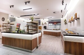 Café da manhã com buffet nos fins de semana (EUR 16 por pessoa) 