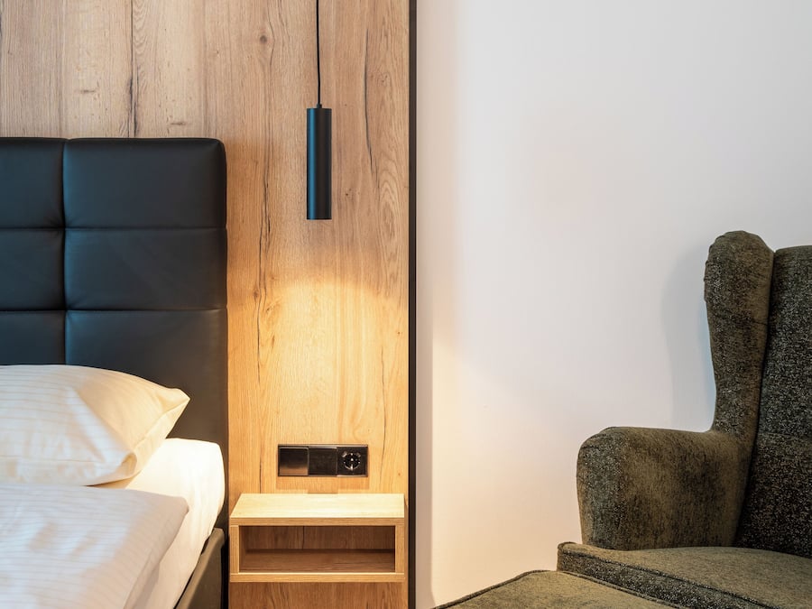 Firemannsrom – familie, flere senger | Sengetøy av topp kvalitet, safe på rommet, skrivebord og lydisolert