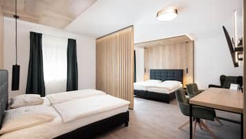 Firemannsrom – familie, flere senger | Sengetøy av topp kvalitet, safe på rommet, skrivebord og lydisolert