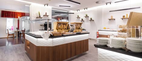Petit déjeuner buffet servi les week-ends (16 EUR par personne)