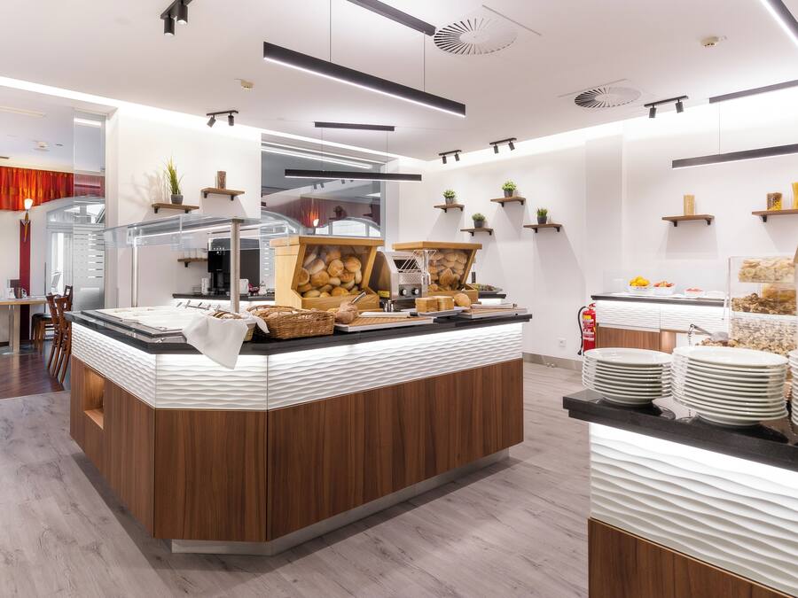 Colazione a buffet, servita nel weekend (16 EUR a persona)