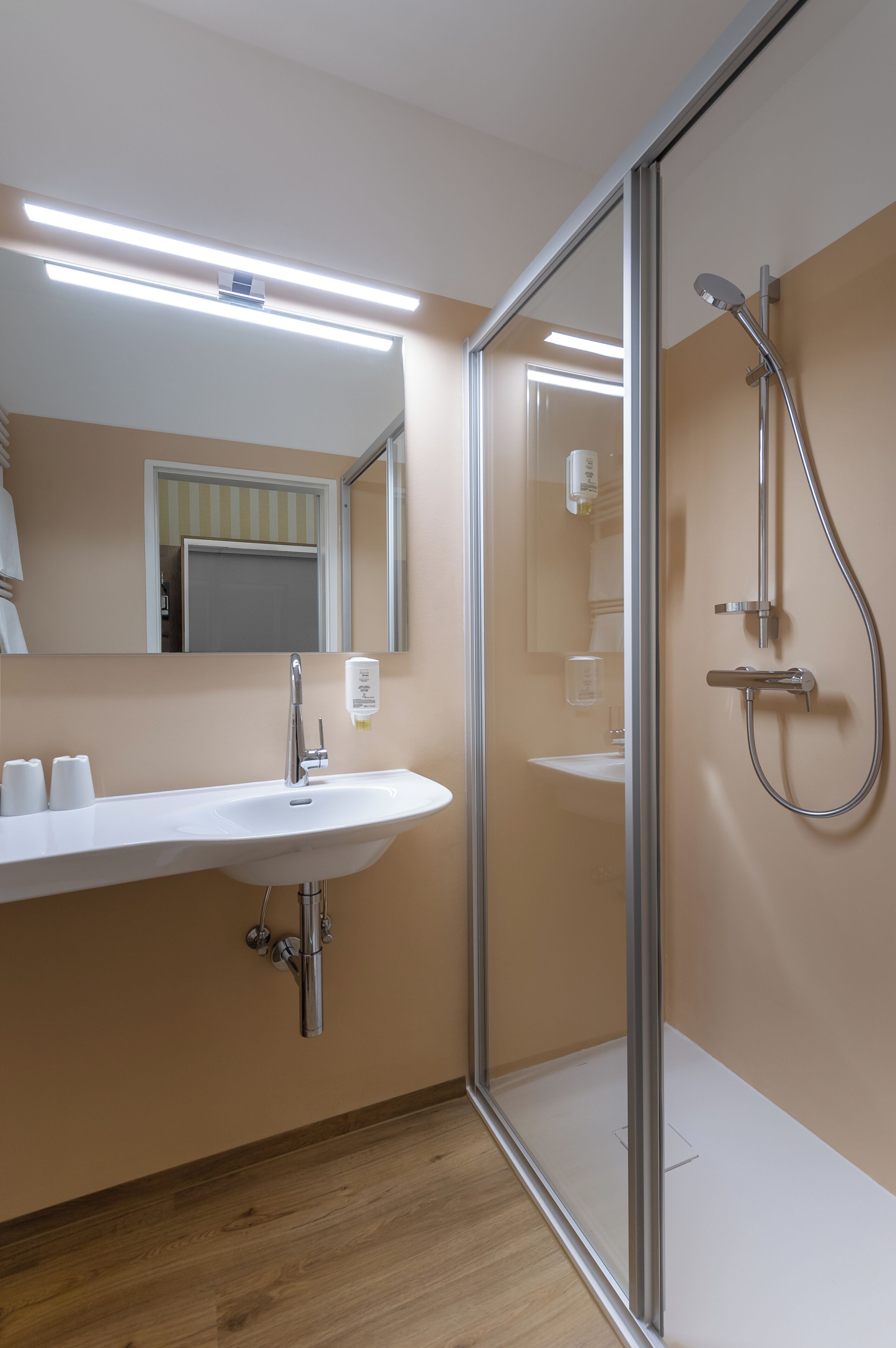 Quarto solteiro | Banheiro | Banheira de imersão, secador de cabelo, toalhas de banho 