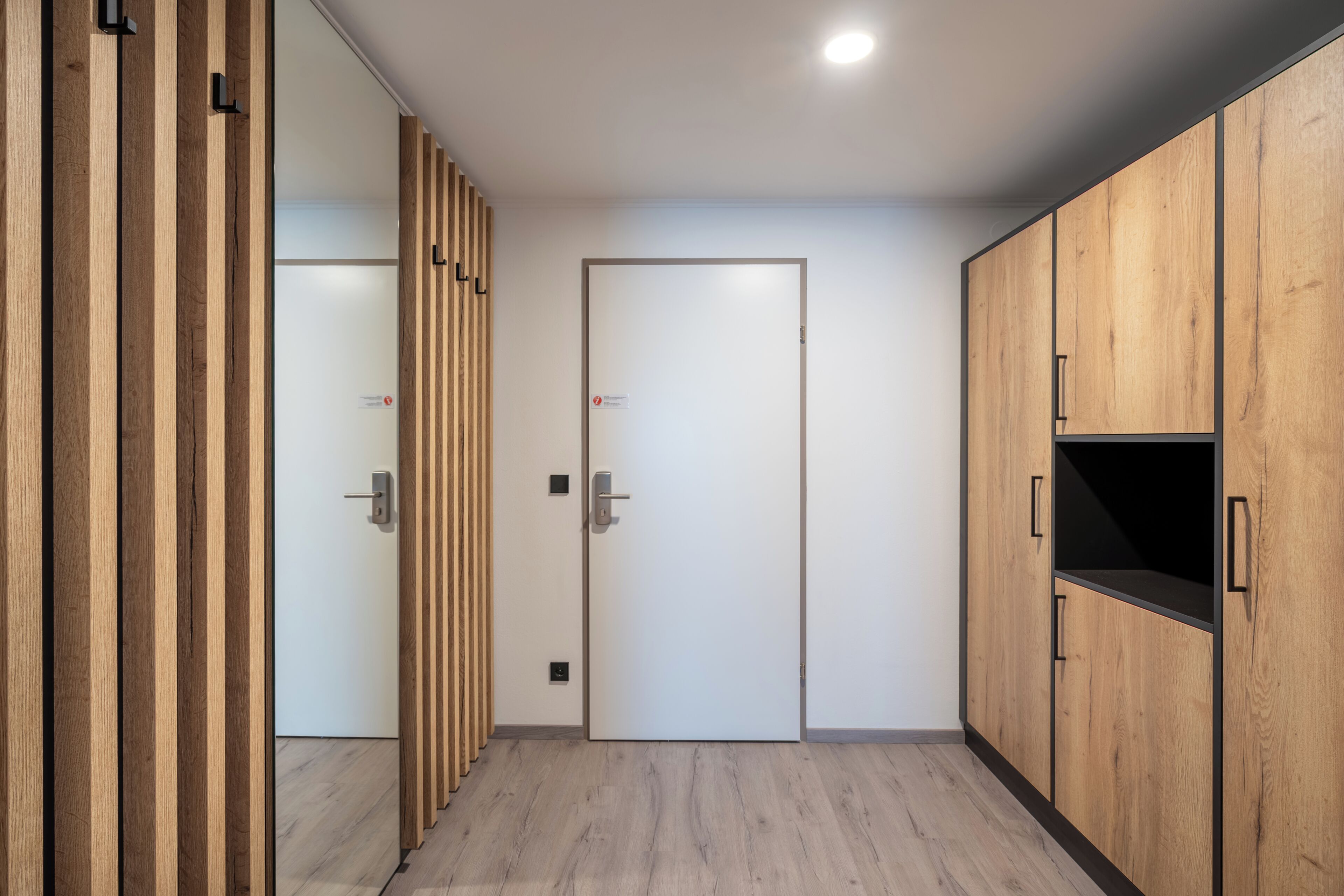 Familien-Vierbettzimmer, Mehrere Betten | Hochwertige Bettwaren, Zimmersafe, Schreibtisch, schallisolierte Zimmer