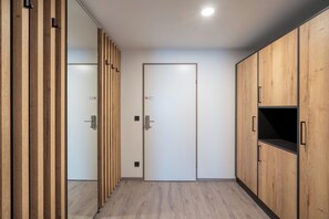 Familjerum för fyra - flera sängar | Sängtillbehör av högsta kvalitet och värdeförvaringsskåp på rummet