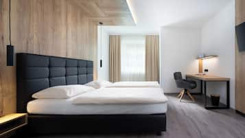 Ropa de cama de alta calidad y caja de seguridad en la habitación