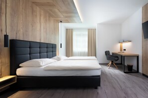 Quarto casal | Roupas de cama premium, cofres nos quartos, escrivaninha