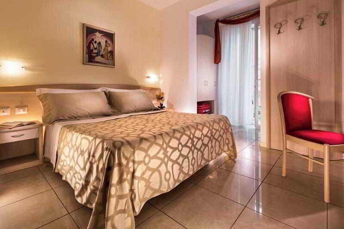 In-room safe, cots/infant beds, WiFi