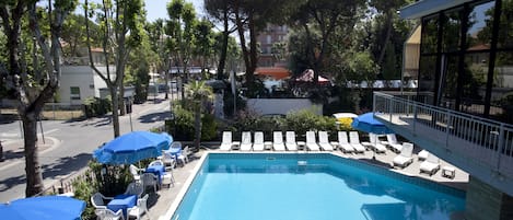 Piscine extérieure (ouverte en saison)