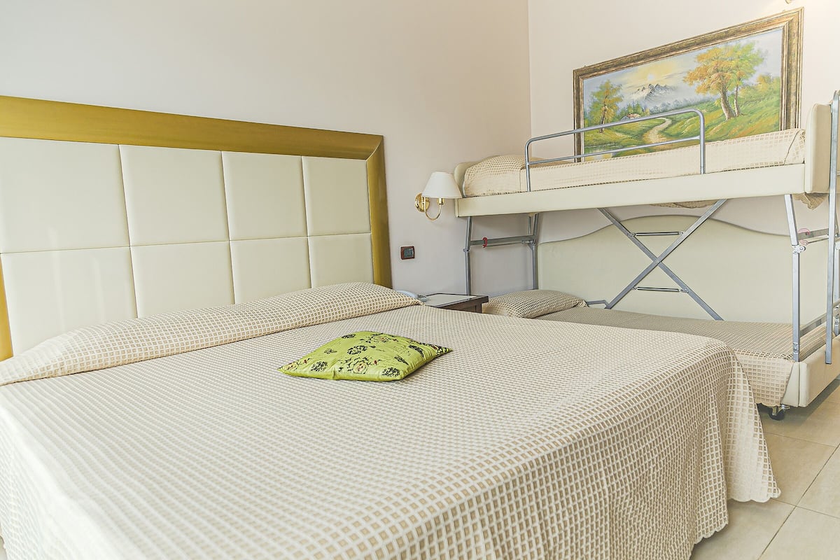 Deluxe Room | 1 bedroom, minibar, in-room safe, soundproofing
